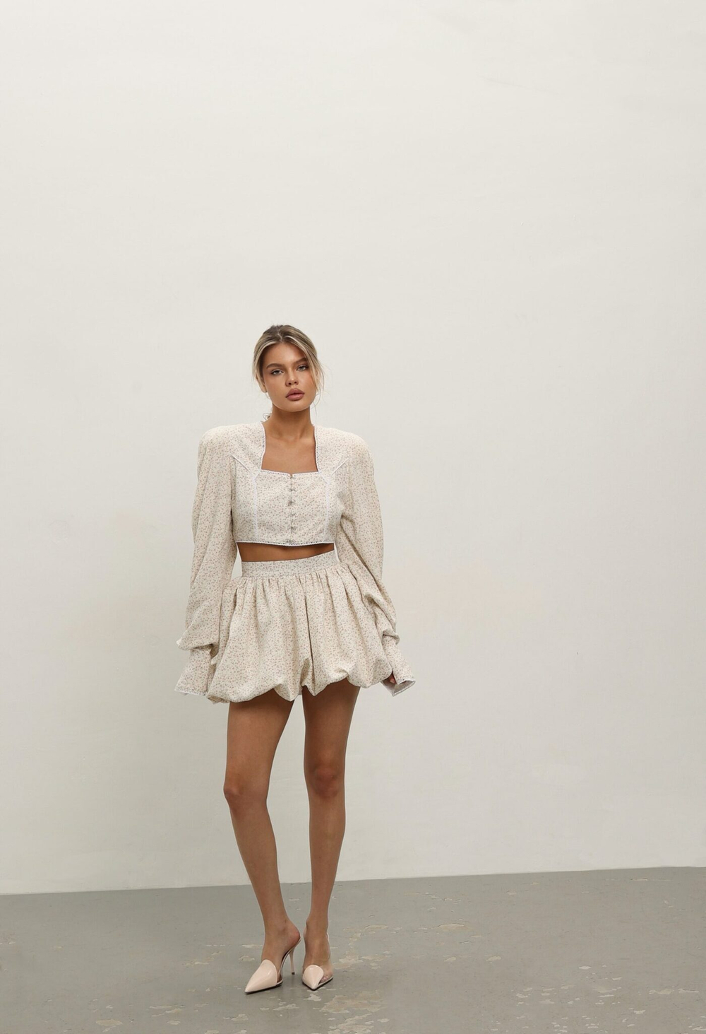 Шорты с бежевым цветочным принтом