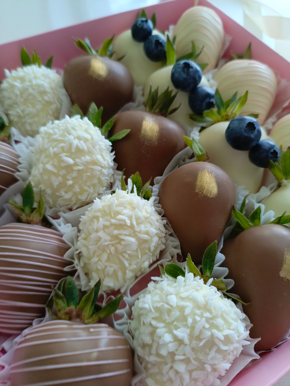 Клубника в шоколаде с декором из голубики