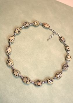 Чокер из крупных камней далматиновой яшмы «Далматиновая Грань»