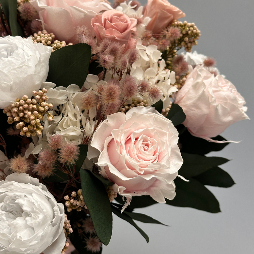 «Розовое счастье» - букет из стабилизированных цветов.