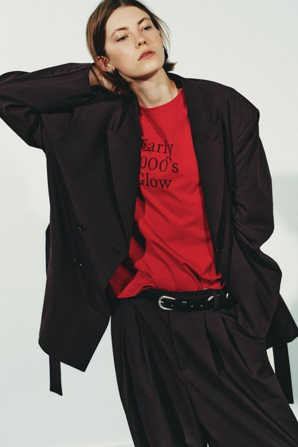 ZARA БРЮКИ СО СКЛАДКАМИ, ПУГОВИЦЕЙ СНИЗУ, ТЕМНО-БОРДОВЫЙ