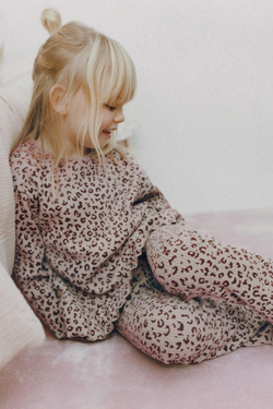 ZARA ФУТБОЛКА С ПРИНТОМ И ОБОРКОЙ ИЗ МЯГКОЙ ТКАНИ, СЕРО-КОРИЧНЕВЫЙ