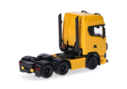 Трехосный тягач Scania CS20 HD с кронштейном фонаря, защитой от ударов и высокими трубами, желтый