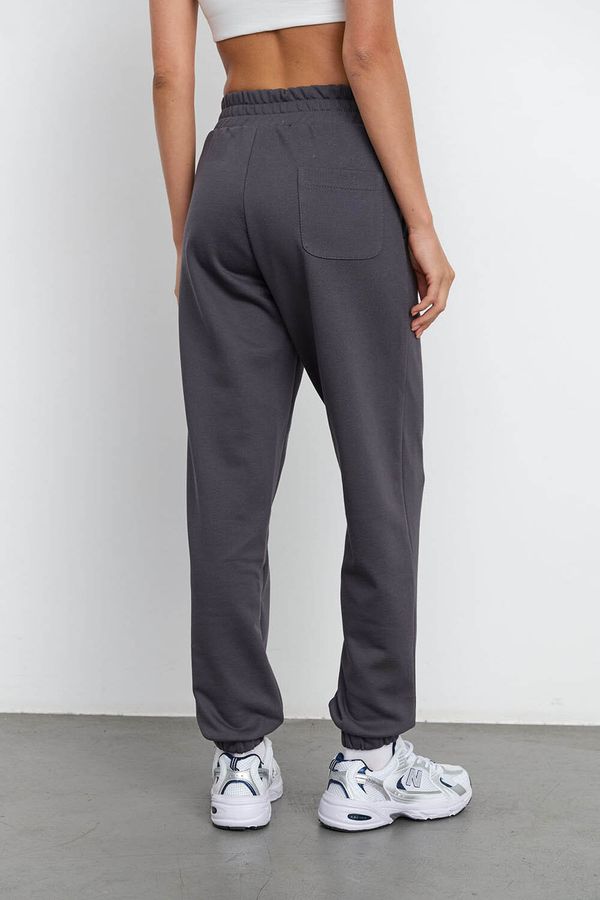 Свободные джоггеры без начеса из премиум футера цвета антрацит