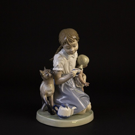 Фарфоровая мануфактура Lladro «Девочка с кошкой и куклой»