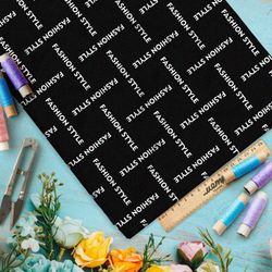 Ткань флис стильная клетка из белых надписей на чёрном фоне