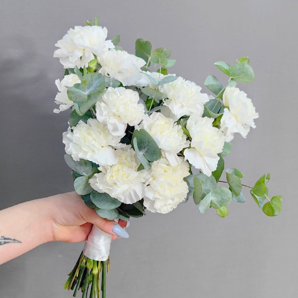 Букет невесты из белых диантусов и бутоньерка