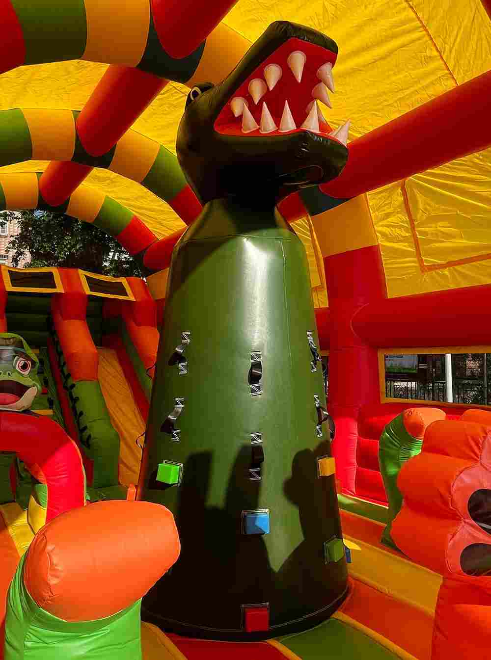 Коммерческий надувной батут «Страна Сафария 2» с крышей, 10x5x5 м.