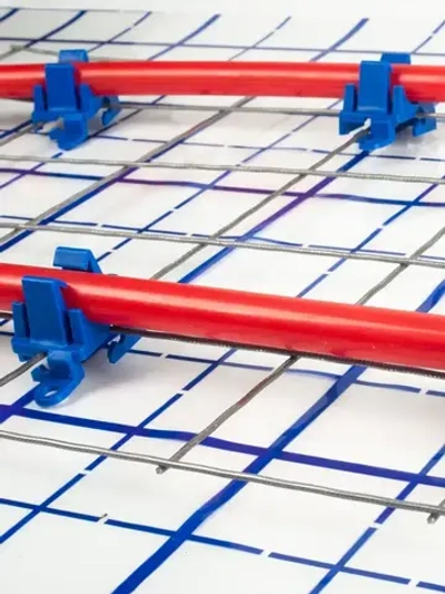 Клипса для теплого пола (50шт) поворотная для трубы D14/16/17/20мм на арматурной сетке, синяя, полипропилен