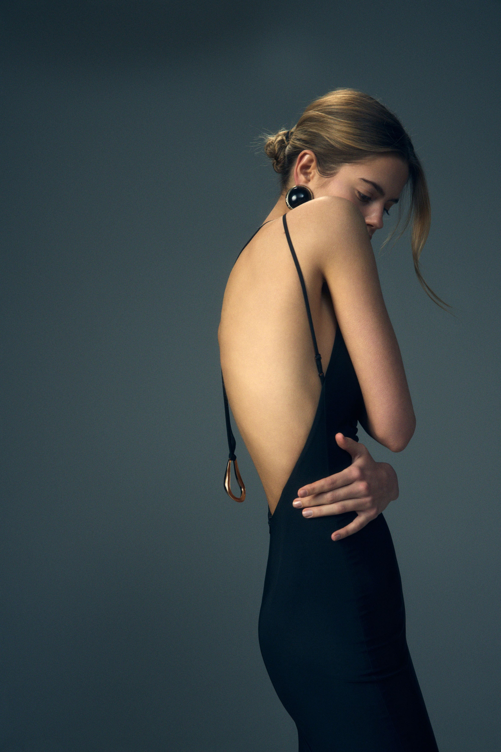 Платье с металлической деталью на спине, Черный