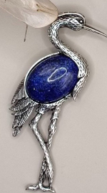 Брошь" Цапля" из цинкового сплава с натуральным камнем из лазурита.