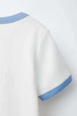 ZARA ФУТБОЛКА В РУБЧИК С КОНТРАСТНЫМ ТЕКСТОМ, ПАСТЕЛЬНО-СИНИЙ