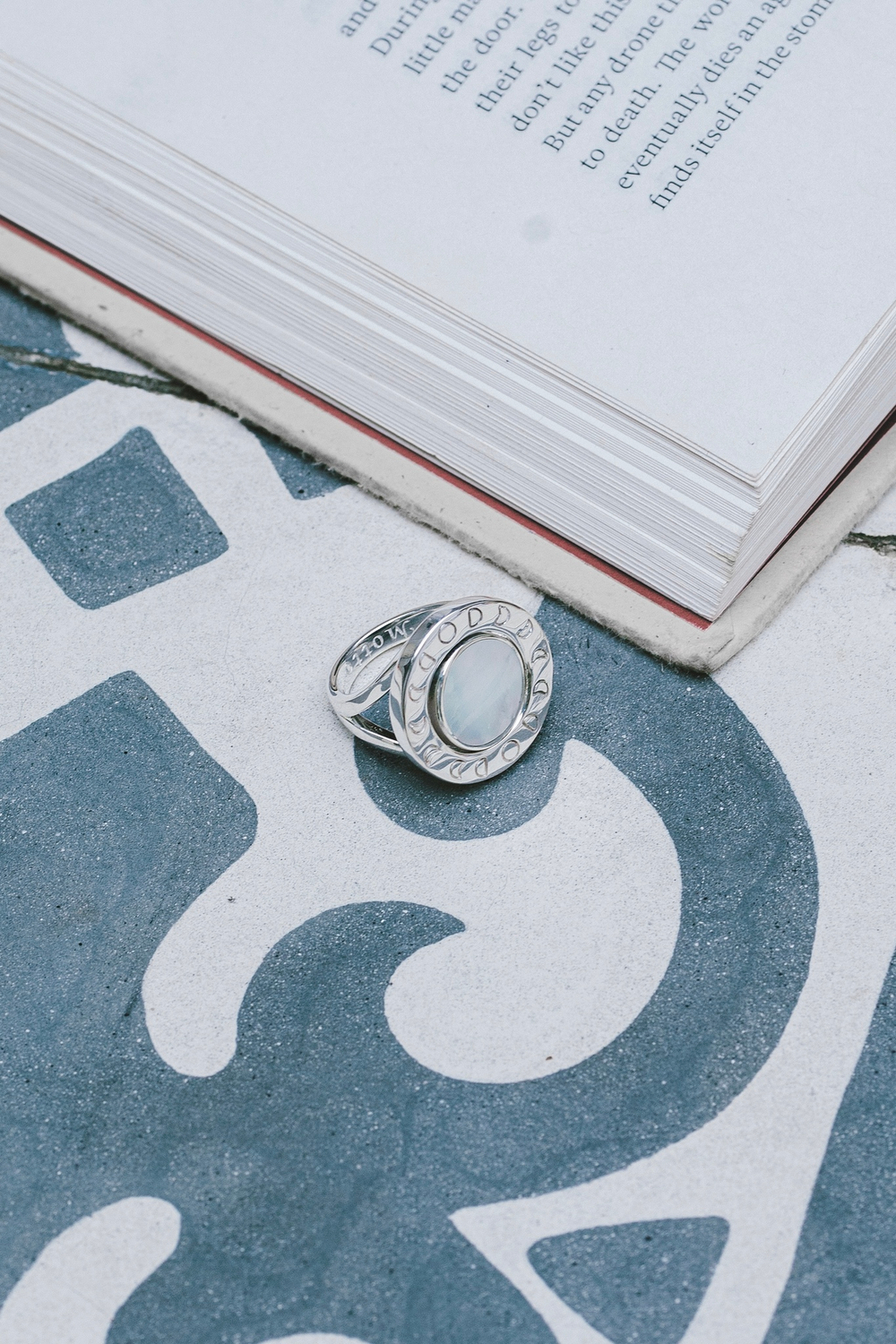 Кольцо «Лунный цикл» с белым перламутром и черной эмалью