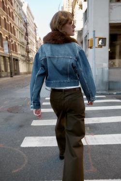 ZARA ДЖИНСОВАЯ КУРТКА С ИСКУССТВЕННЫМ МЕХОМ, ВЫЦВЕТШИЙ СИНИЙ