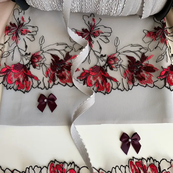 Вышивка на сетке бежевая/слива (левая) 14 см