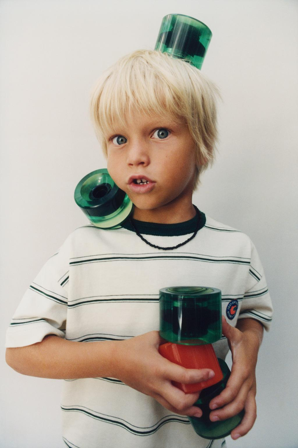 ZARA ФУТБОЛКА В ПОЛОСКУ С НАШИВКОЙ, ПОЛОСКИ