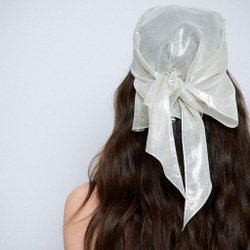 Косынка из шелка с золотым свечением