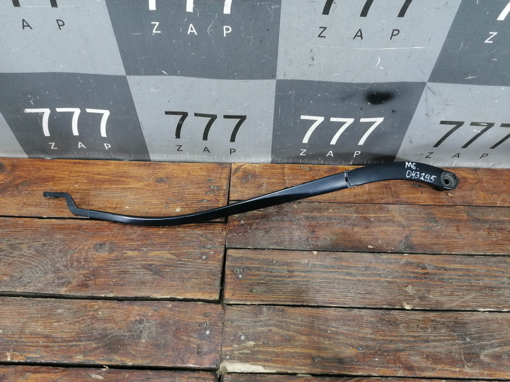 Поводок стеклоочистителя передний правый Kia Sportage 4 (QL) 16-22 Б/У Оригинал 98321D9000