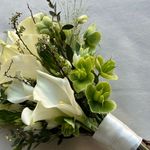 Свадебный букет из калл, орнитогалума, хелеборуса и паникума