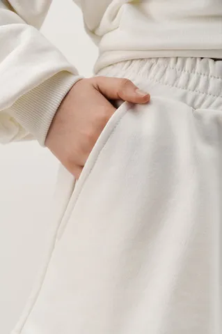 Шорты из футера укороченные сбоку кремового цвета