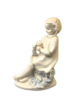 Фаянсовая статуэтка "Девочка с венком" Гжель