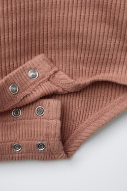 ZARA КОМПЛЕКТ ИЗ БОДИ И ЛЕГИНСОВ С КРУЖЕВОМ, ЦВЕТ РОЗОВОГО МЕЛА