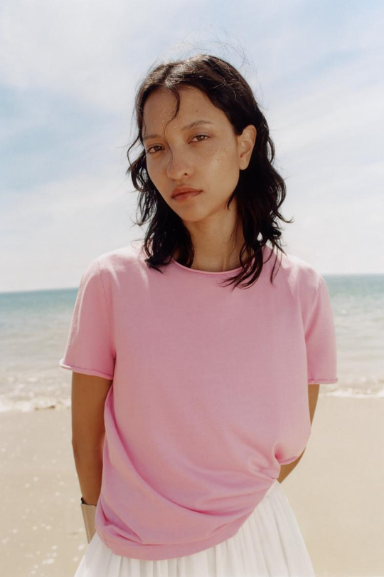 ZARA ОБЛЕГАЮЩАЯ ФУТБОЛКА С ЭФФЕКТОМ ПОТЕРТОСТИ, ЯРКО-РОЗОВЫЙ