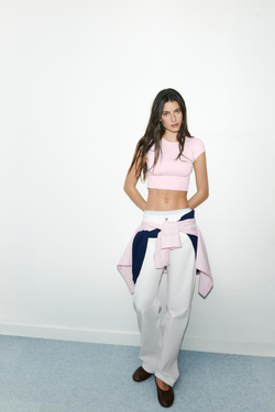 ZARA УКОРОЧЕННАЯ ФУТБОЛКА С КОРОТКИМИ РУКАВАМИ, ЦВЕТ РОЗОВОГО МЕЛА