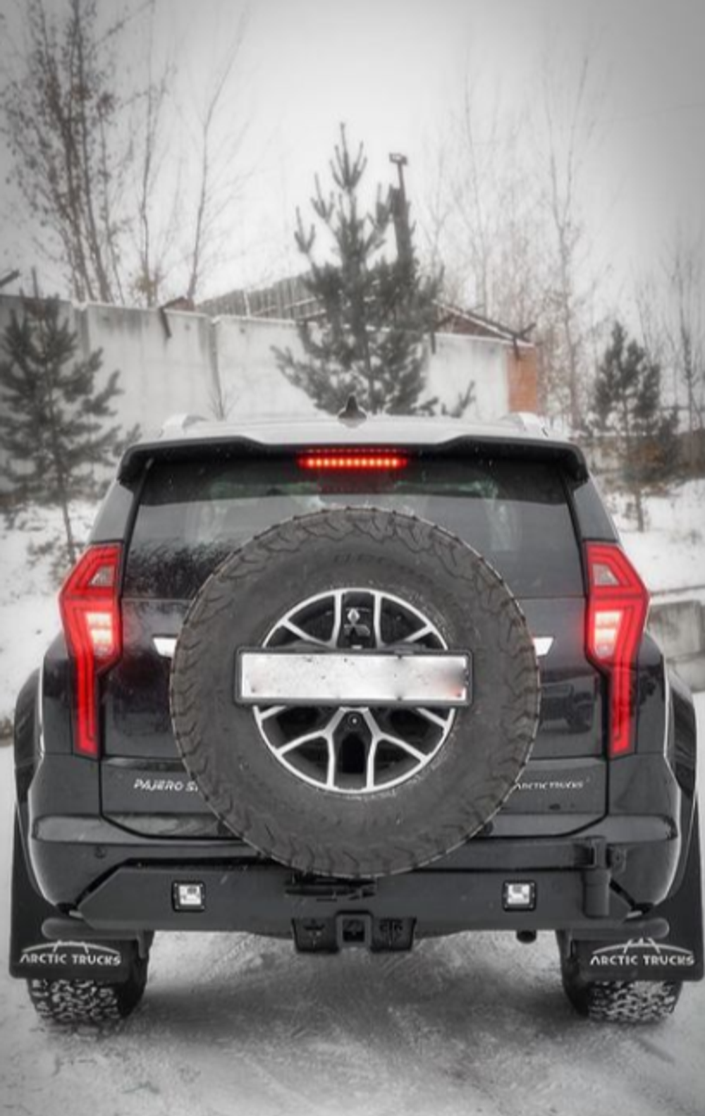 Бампер задний Mitsubishi Pajero Sport 2021+ облегченный калитка центр, под ПТФ