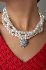 Колье "Одри" переплетеные нити белого жемчуга Майорка с большим сердцем из цирконов, оттенок серебро