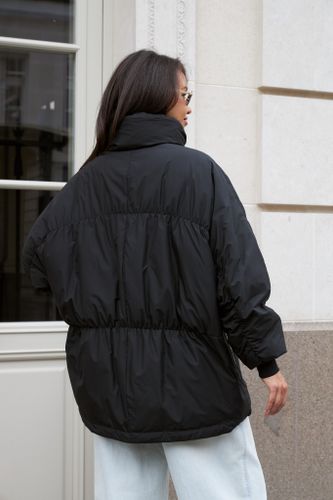 Черный пуховик с воротом-стойкой и скрытым капюшоном
