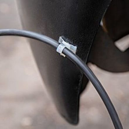 Хомут-стяжка нейлоновая с крепежным пистоном REXANT 100x2,5 мм, ø 2,4 мм, белая, упаковка 100 шт.