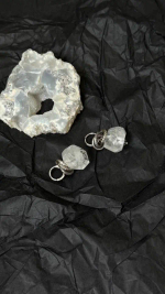 Серьги на замке левербек с горным хрусталем, оттенок серебро