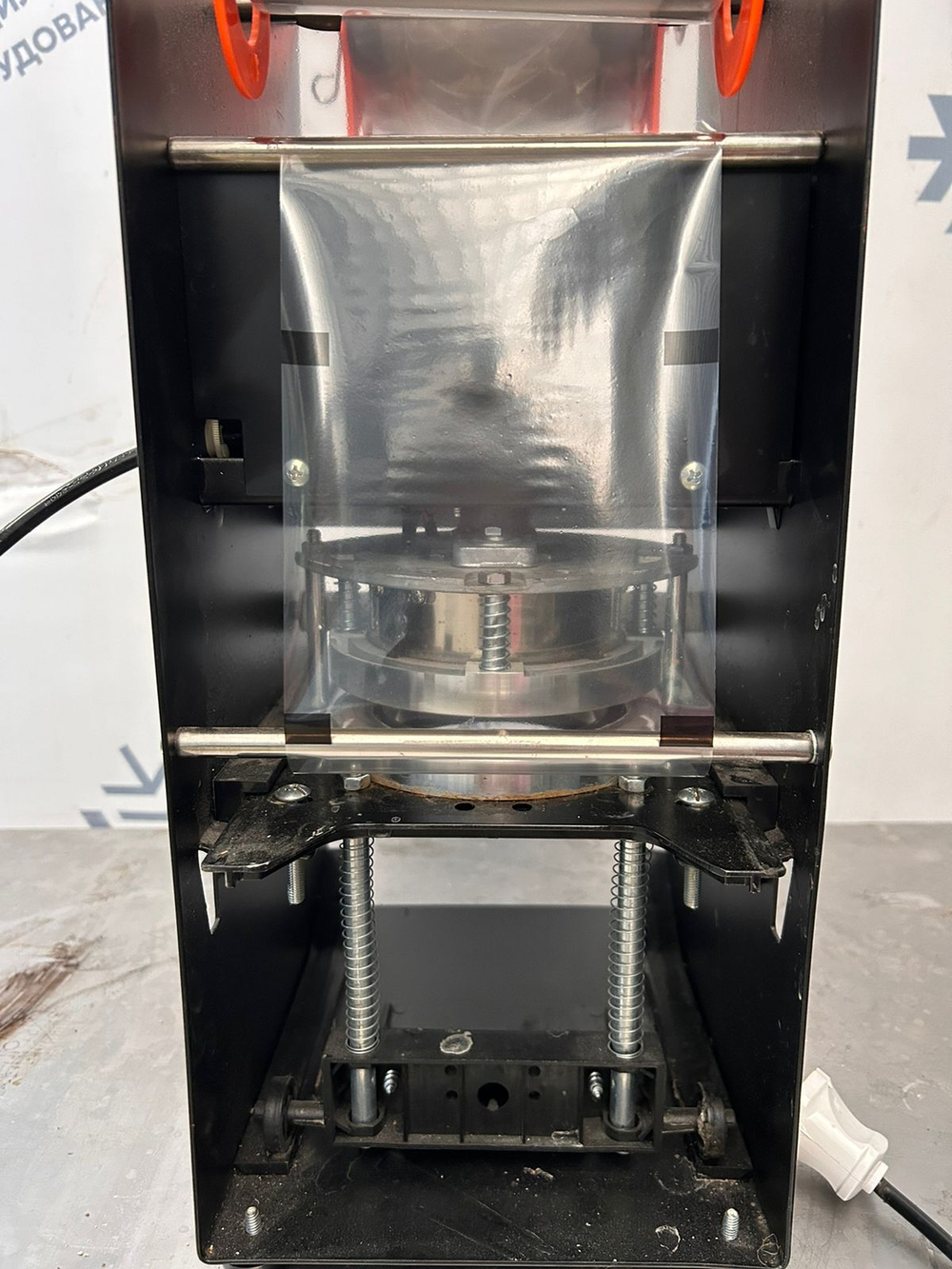 Автоматическая машина для запайки стаканов XL-700P