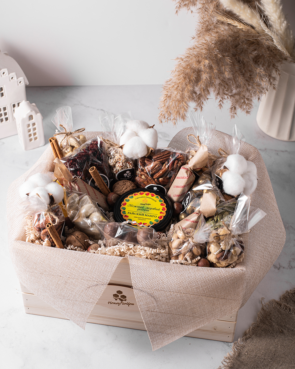 Подарочный набор орехов и сухофруктов в открытом деревянном ящике с двумя ручками №3