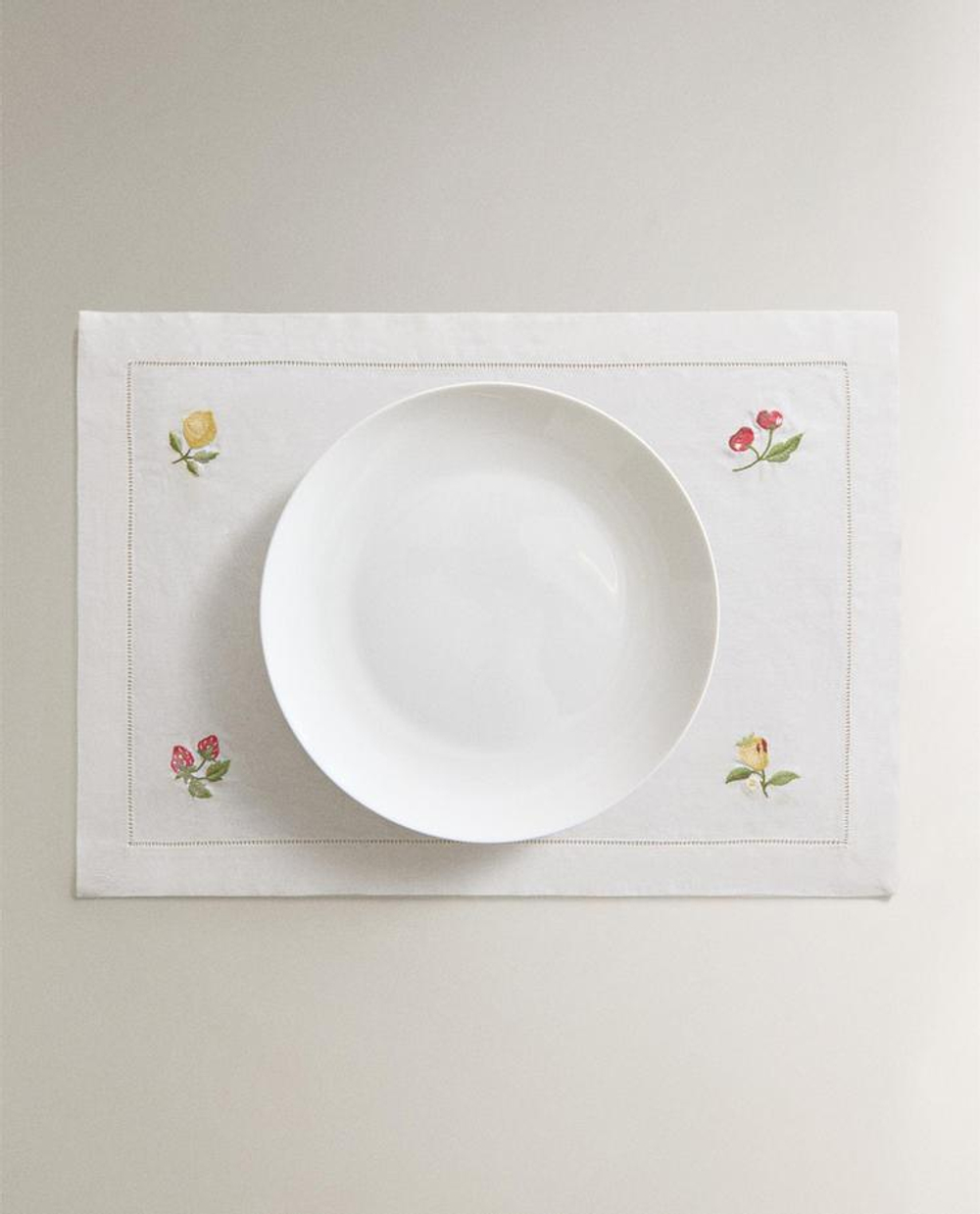 ZARA HOME ПОДСТАВКА ПОД СТОЛОВЫЕ ПРИБОРЫ С ВЫШИВКОЙ, ЭКРЮ