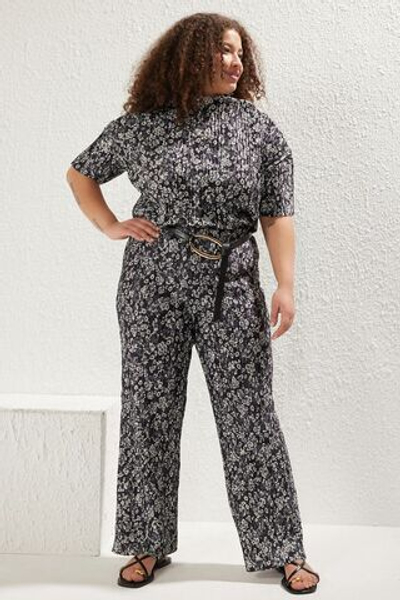 Черные плиссированные трикотажные брюки больших размеров с широкими штанинами и цветочным принтом TBBSS25AR00023