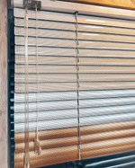 Классические навесные жалюзи из алюминия
