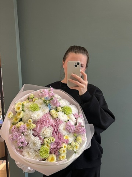 Букет сборный из гортензии, кустовой розы, маттиолы и диантусов