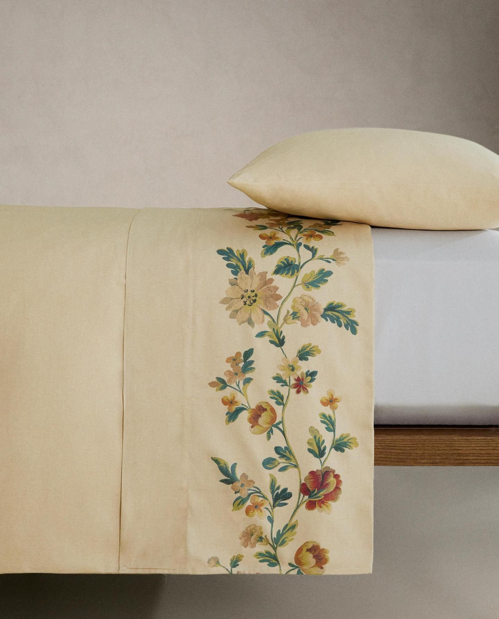 Zara Home - Атласная простыня с цветочным рисунком, экрю, 270x280 см