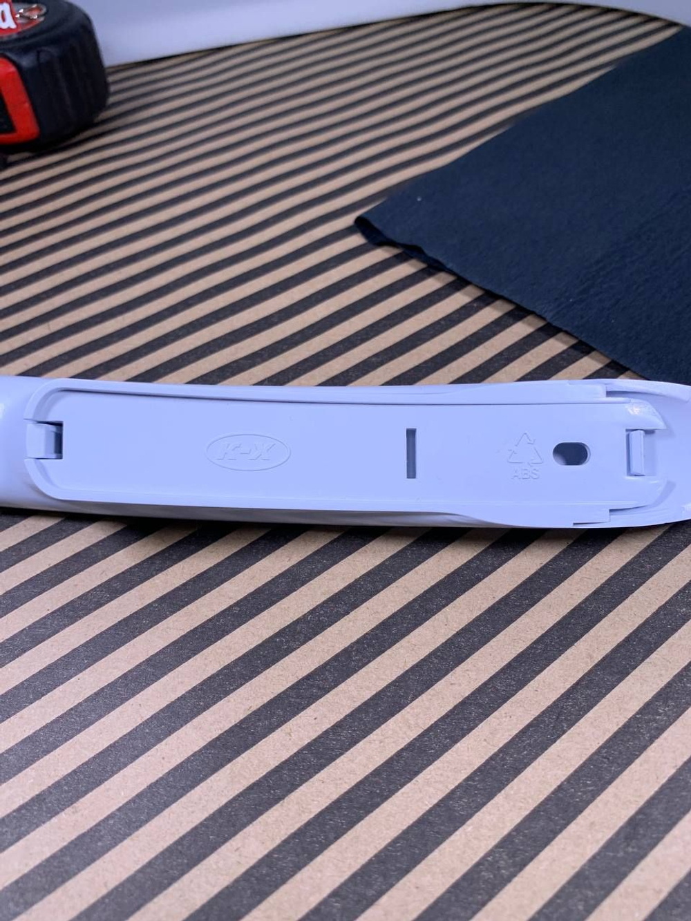 Ручка для холодильника Атлант 1704 нижняя 331603304500 +накладка