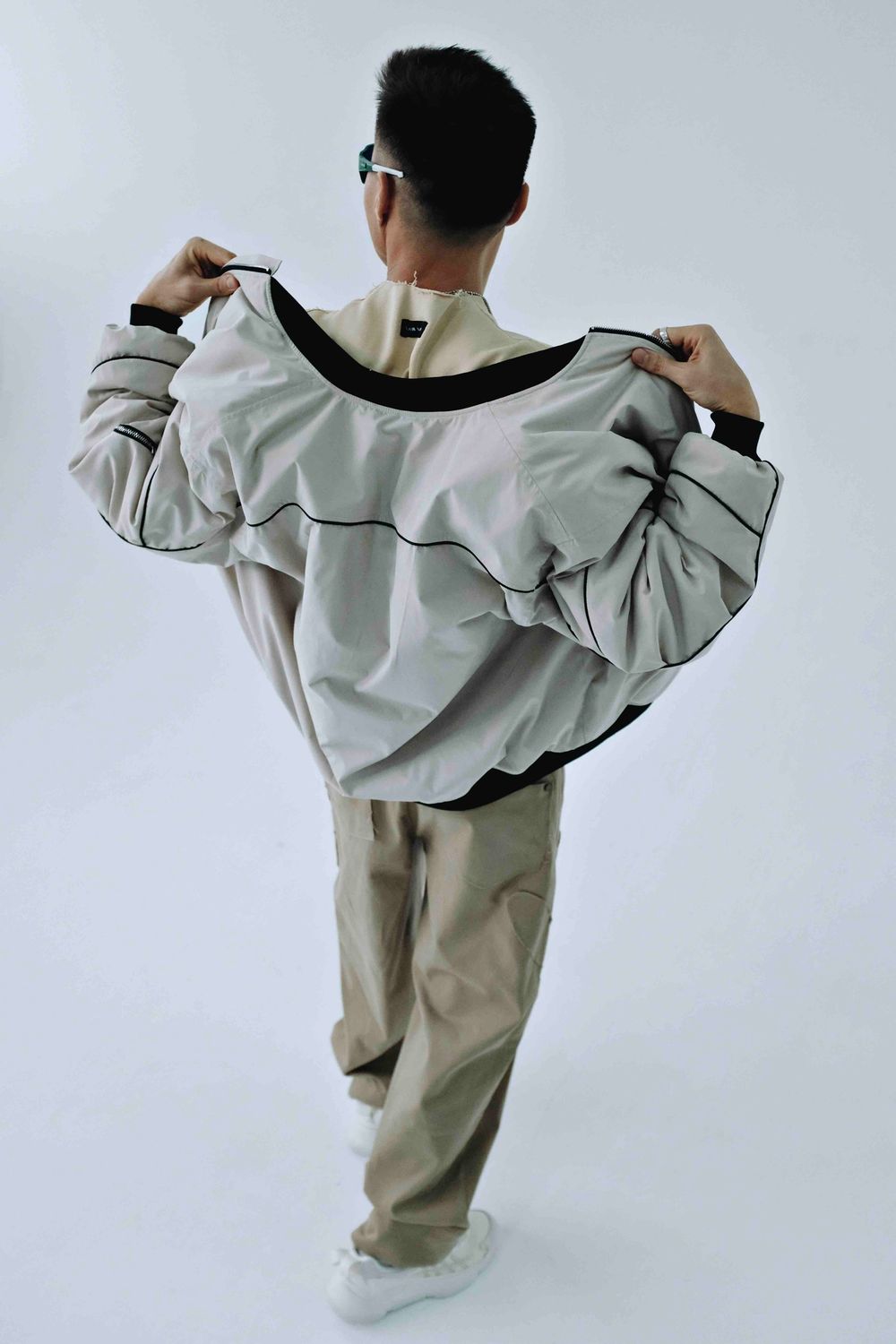 Бомбер VNVA бежевый