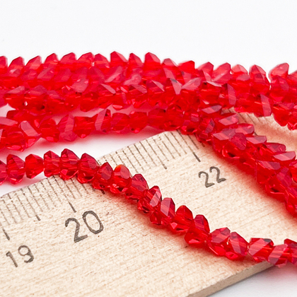 Бусина Треугольник, стекло, цвет красный, размер около 3*4 мм, цена за нить 34 см