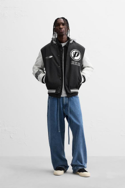 ZARA КУРТКА С КАПЮШОНОМ И НАШИВКАМИ, ЧЕРНЫЙ