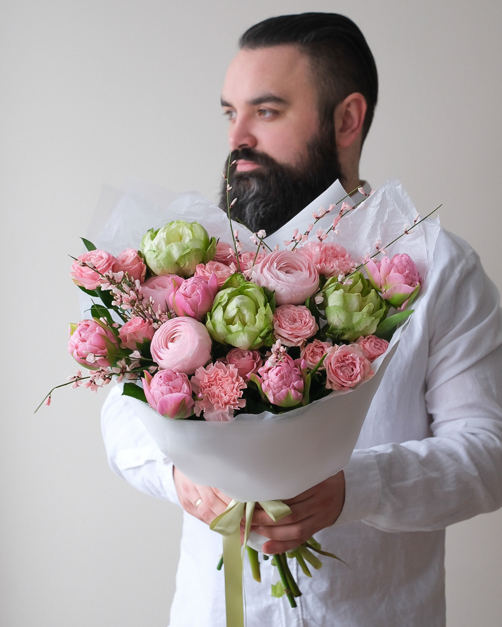 Весенний букет с кустовыми розами, ранункулюсами и тюльпанами Строуберри Крим