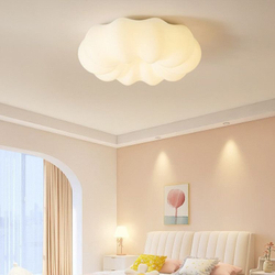 Потолочная люстра в форме цветка идеально впишется в спальни либо детские комнаты 🤍