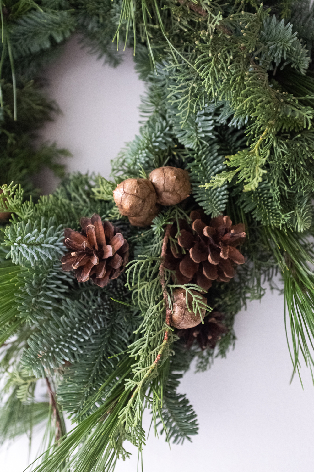 Рождественский венок с шишками