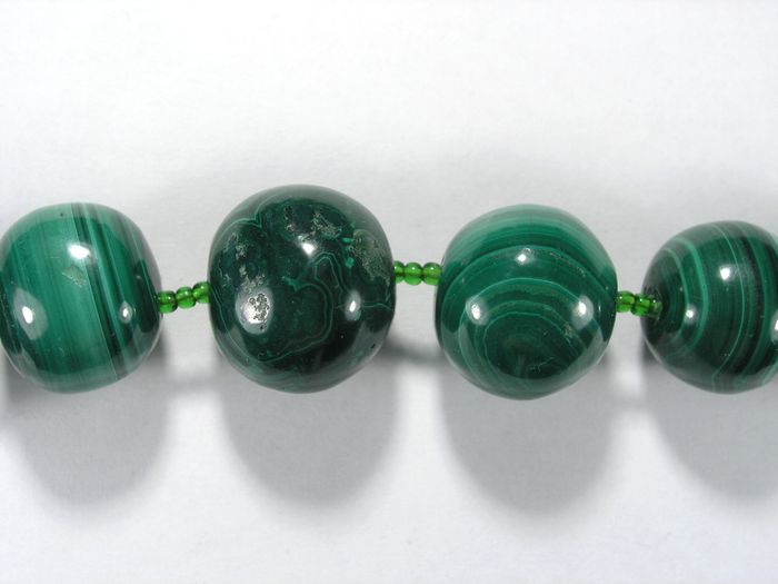 Бусины из малахита