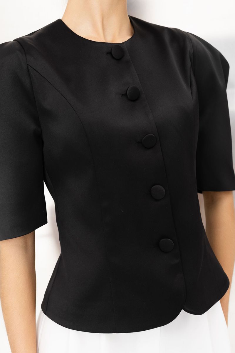 Блуза из атласа на пуговицах черная