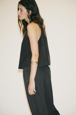 ZARA ТОП ИЗ СТРУЯЩЕЙСЯ ТКАНИ С ГОРЛОВИНОЙ ХАЛТЕР, ЧЕРНЫЙ